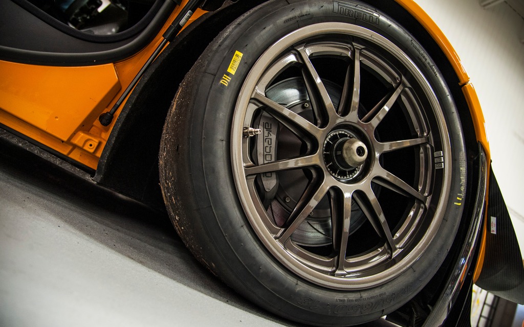  The Akebono feature grooved steel discs and monobloc aluminum callipers.