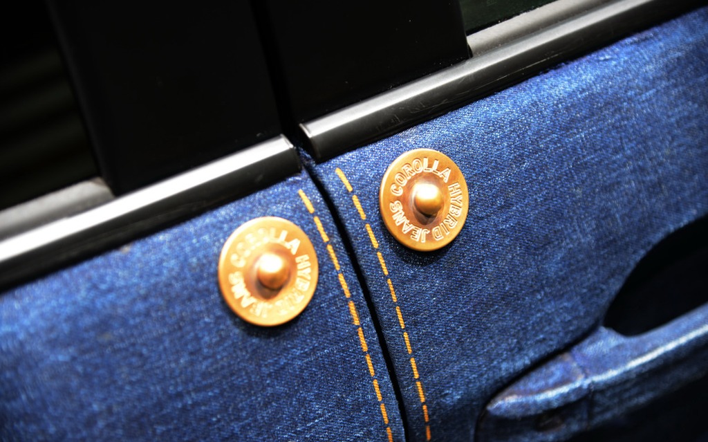 La Toyota Denim a même des rivets comme sur les jeans