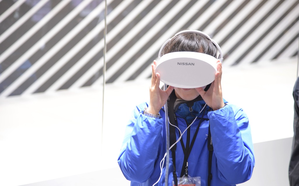 Elle jetteun coup d'oeil vers le futur.