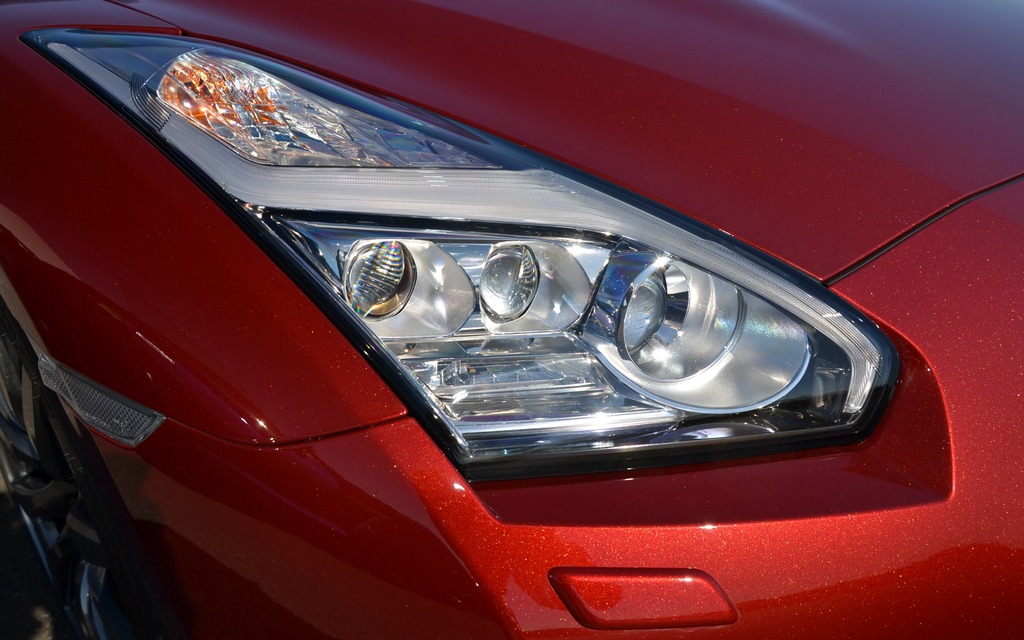 Nissan GT-R 2015 - Nouveaux phares de type DEL