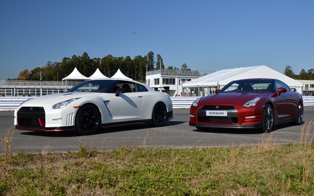 Nissan GT-R Nismo 2016 (blanche) et Nissan GT-R 2015 (rouge) 