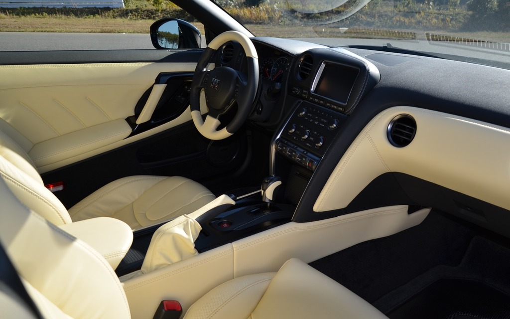 Habitacle de la Nissan GT-R 2015 avec intérieur Premium