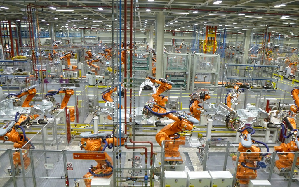Armée de robots dans la nouvelle usine d'assemblage des carrosseries.