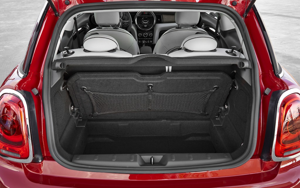 Larger trunk with underfloor compartment.
