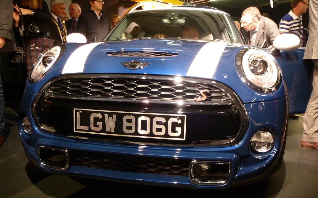 Hood scoop, honeycomb grille, brake cooling scoops (Cooper S).