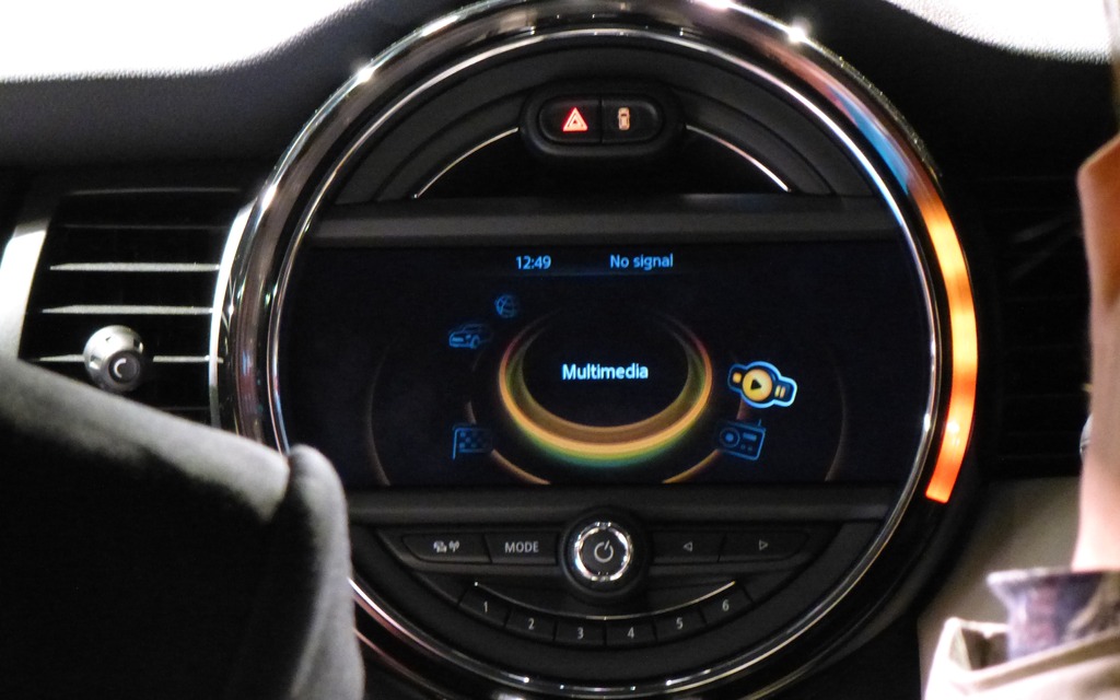 Infotainment system in centre of dashboard.