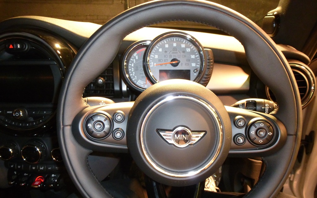 Comprehensive and comfortable steering wheel.