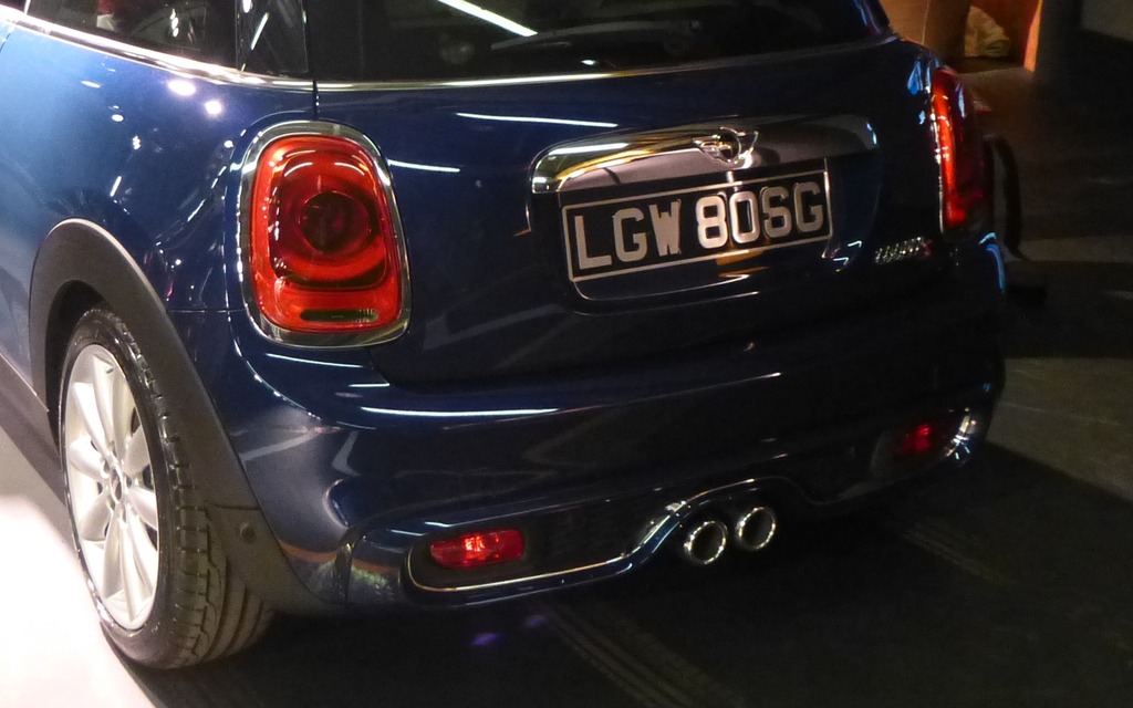 Twin exhaust and rear apron (Cooper S).