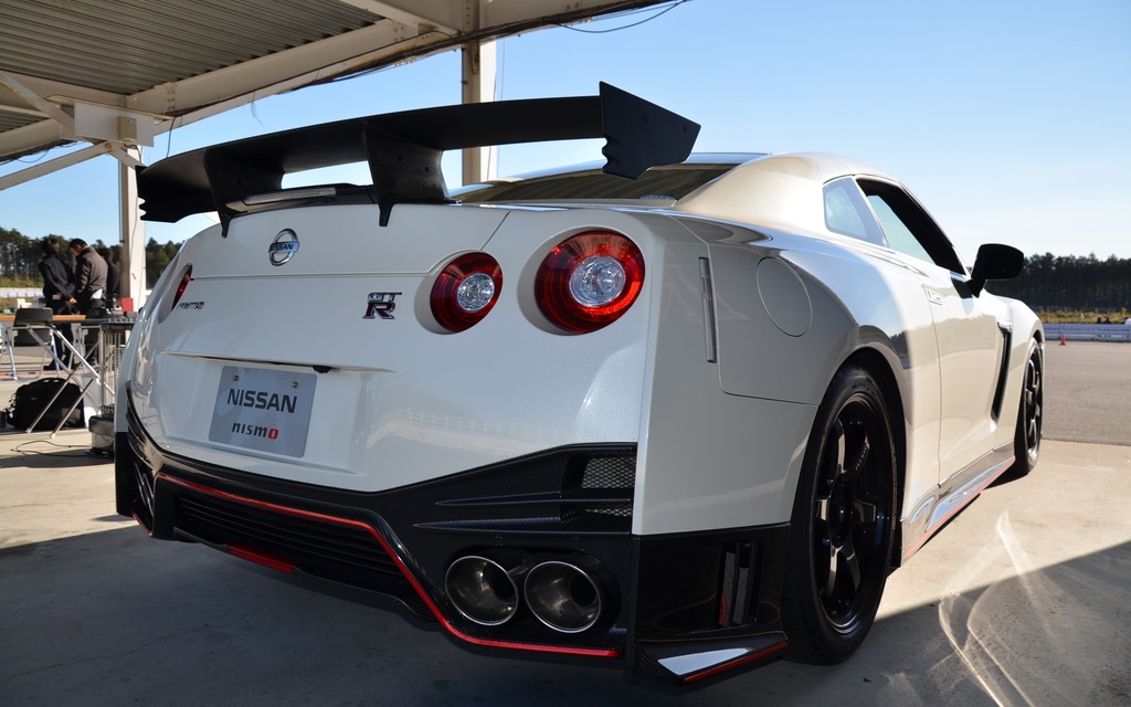 2016 Nissan GT-R NISMO - Trunk-mounted Carbon rear wing