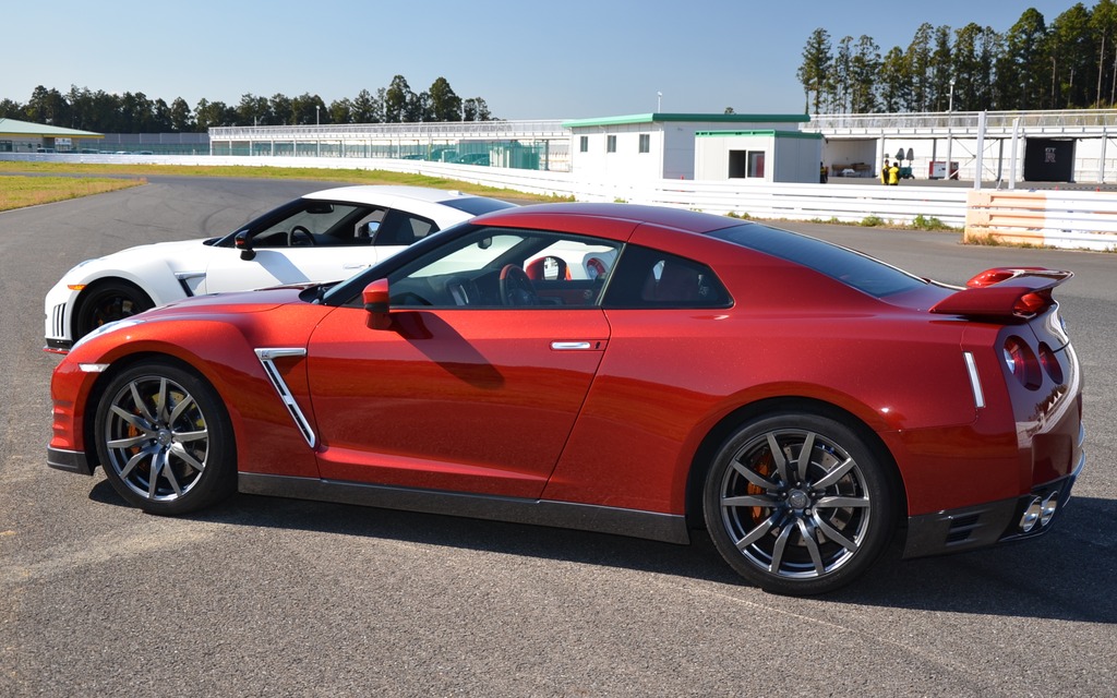 2015 Nissan GT-R (red) and 2016 Nissan GT-R NISMO (white)