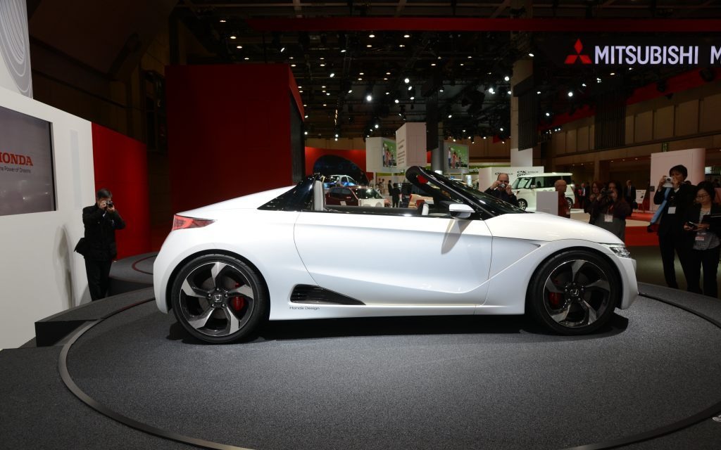 Le Honda S660 est un petit roadster fort élégant.