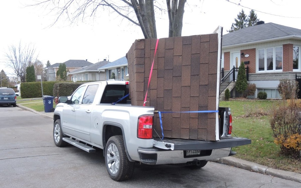 Le toit de la remise a été transporté avec une camionnette.