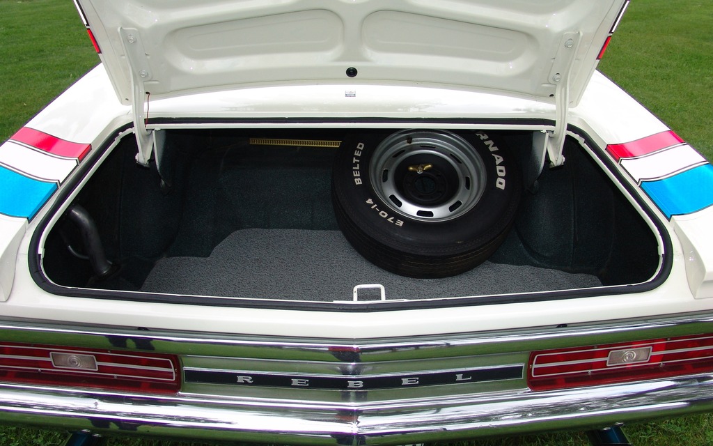 19,7 pied cube d'espace. Le pneu de secours n'est pas original.