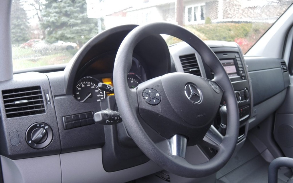 The driving position is good thanks to an adjustable steering wheel.