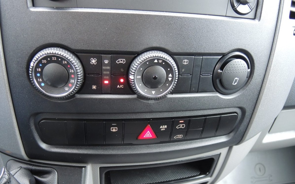  The air conditioning controls are simple.