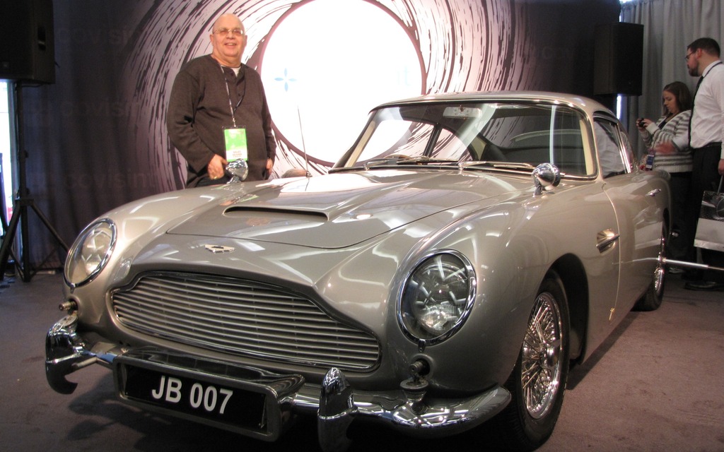 Aux côtés de l'Aston Martin DB5 1964 du film Goldfinger