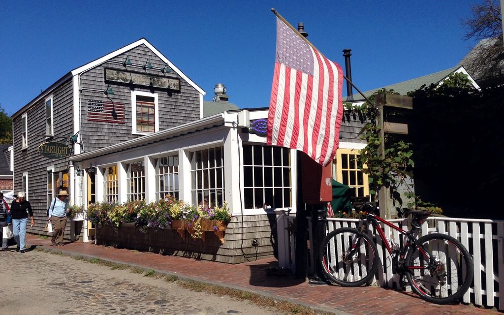 C'est vraiment joli, le village de Nantucket à l'automne