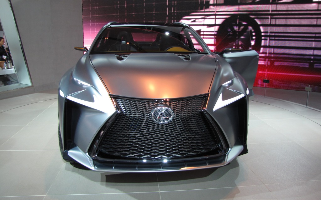6- Lexus LF-NX Concept fin prêt pour l’Halloween.
