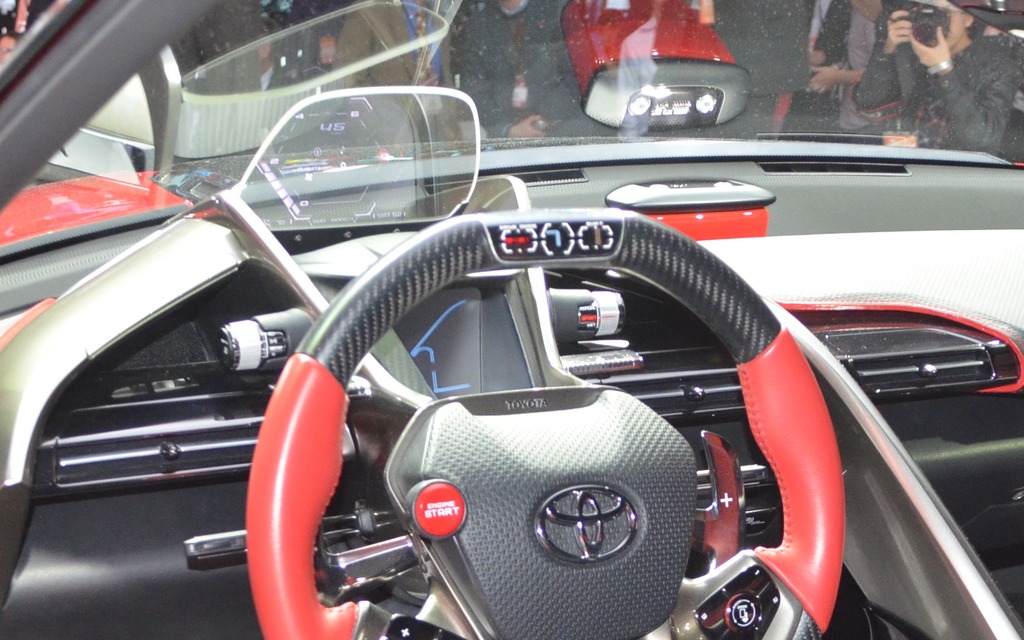 Toyota FT-1 Concept. Géniales, ces indications sur le volant!