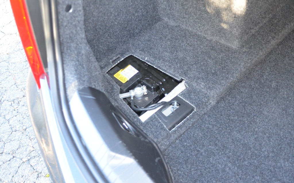 La batterie est située dans un coin du coffre.