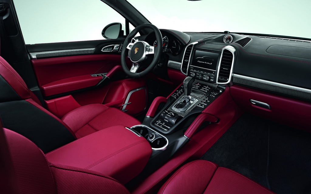 L’habitacle du Cayenne Turbo S transpire le luxe et l’exclusivité