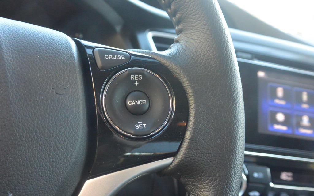 Le bouton de droite sur le volant gère le régulateur de vitesse.