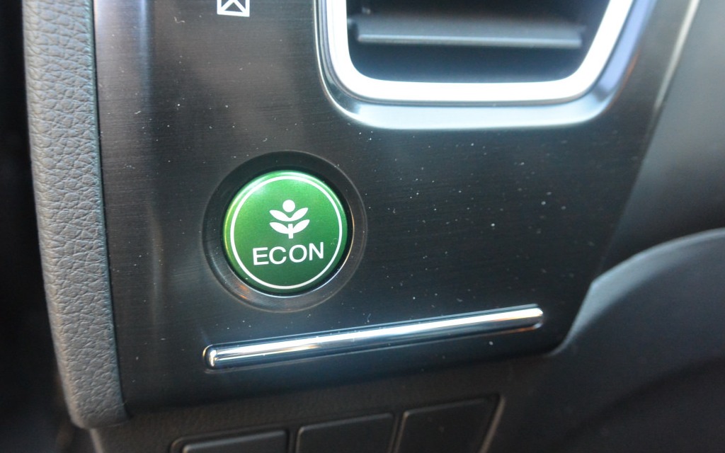  "Econ" mode helps reduce fuel consumption. 