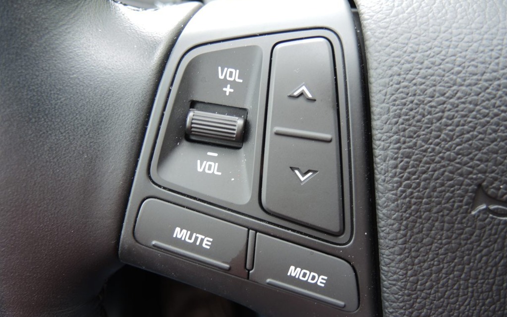 Les commandes audio sont positionnées sur le rayon gauche du volant.