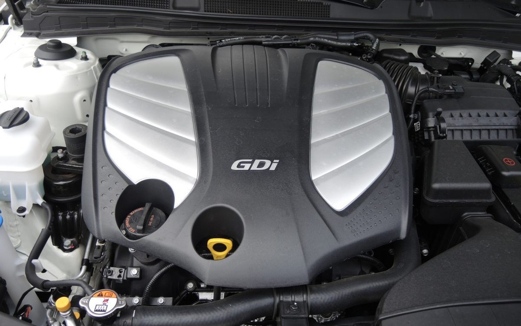 Le V6 de 3,3 litres est doté de l'injection directe.