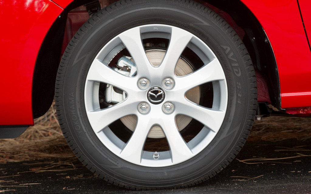 La Mazda2 GX dispose de jantes de 15 pouces, plutôt que des roues d'acier