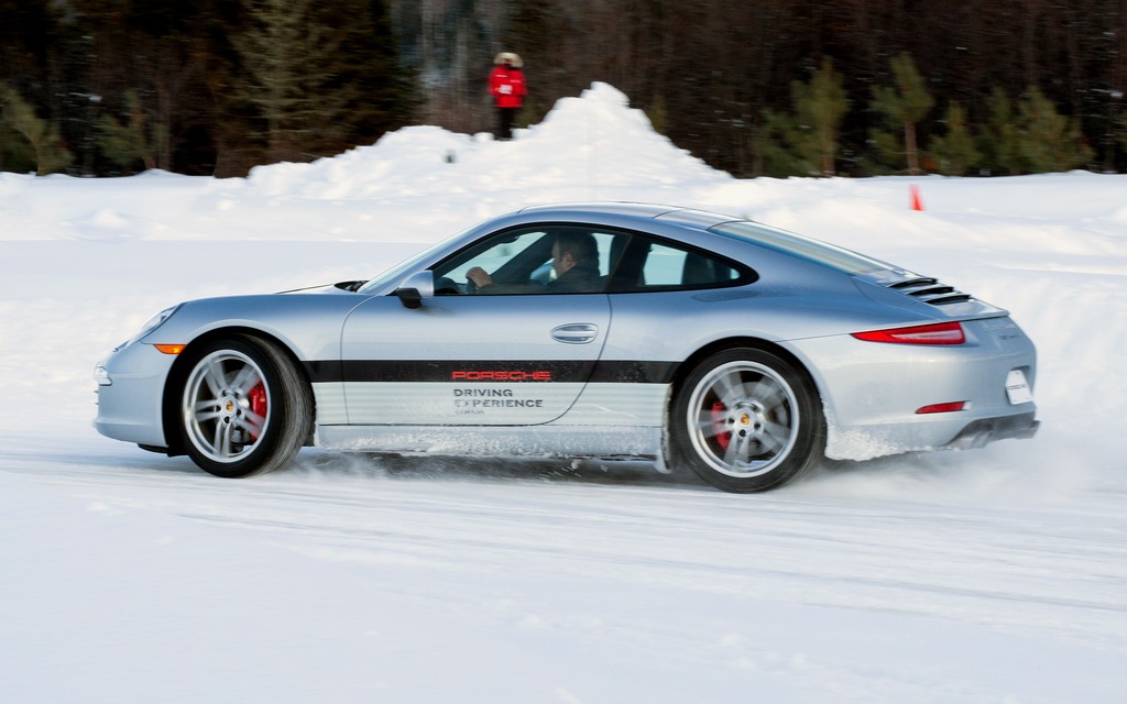 Your reporter drifts at the wheel of a Carrera S.