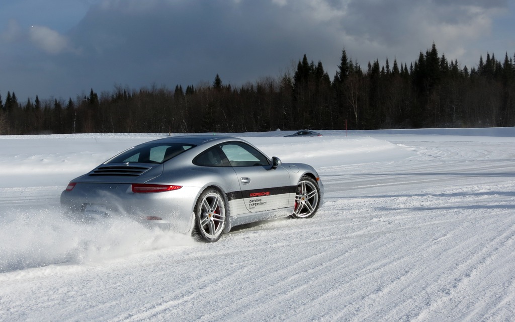 A 911 Carrera snowplows on the 120-metre wide ring of ice.