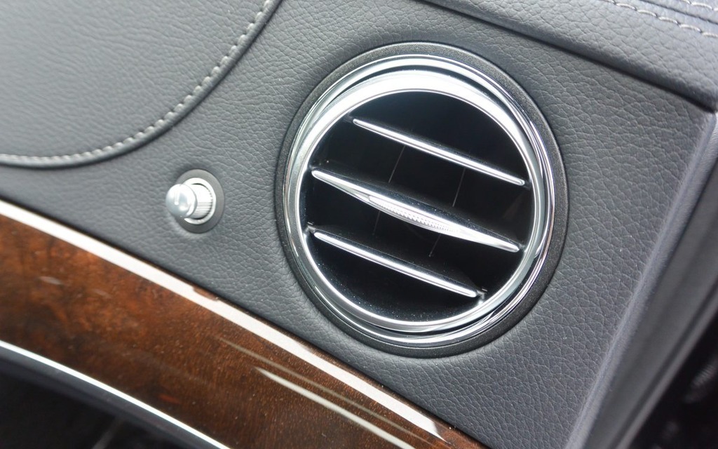 A round air vent and button to adjust air flow.
