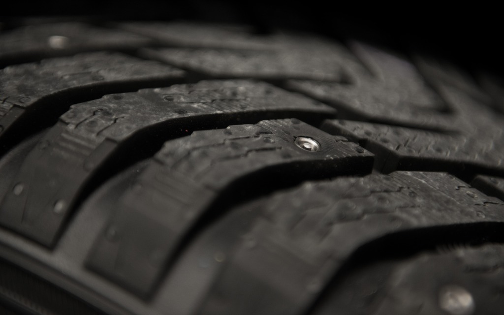 Retractable stud winter tire