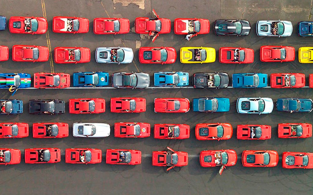 10- Parade de 1 000 voitures de marque Ferrari à Silverstone en 2012.