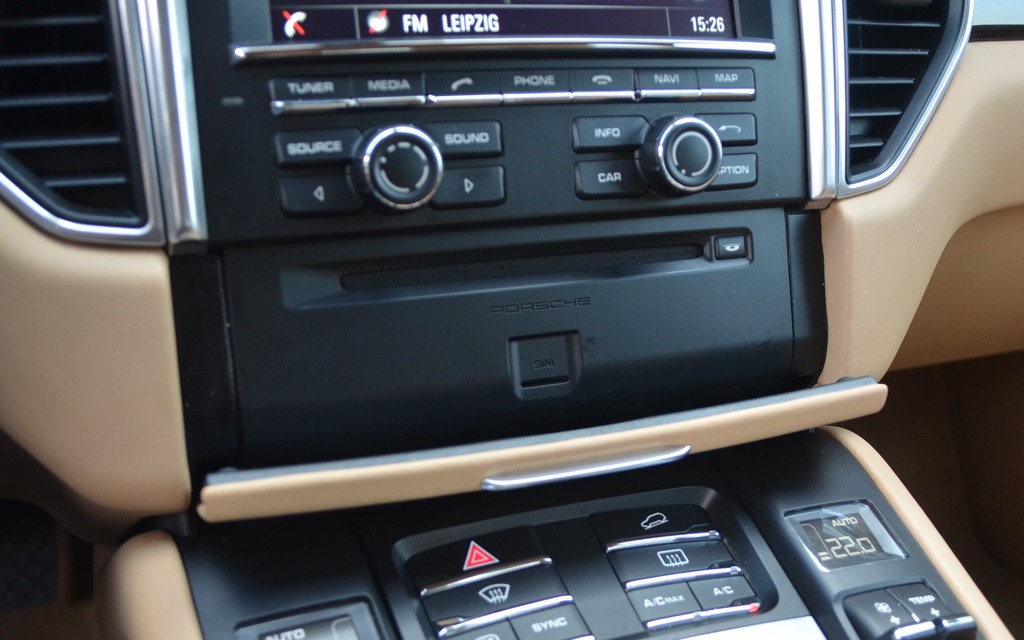 Lecteurs de CD et de carte SIM bien dissumilés