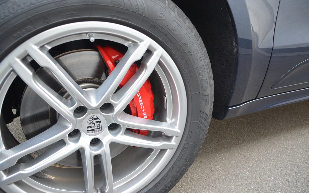 Étriers de frein rouges pour le modèle Turbo. 