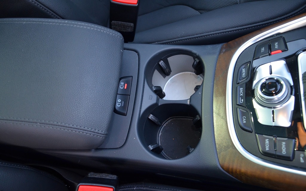 The cup holder heats up or cools down at the touch of a button