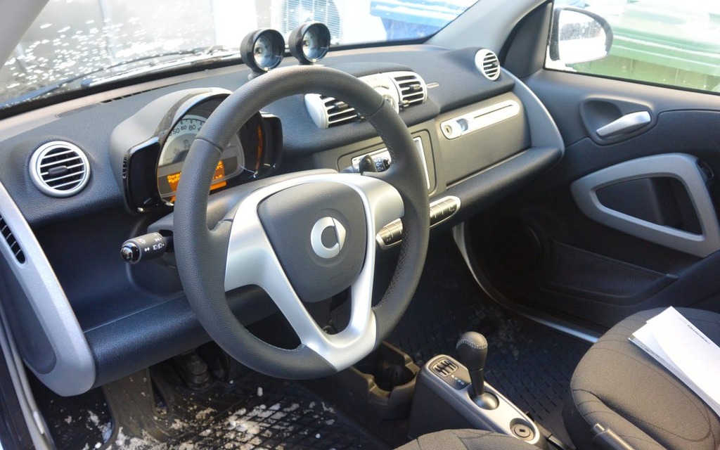 The dashboard is similar to what you see on other versions of the smart.