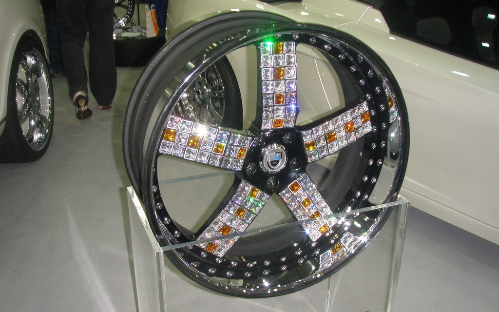 Diamond-covered Asanti wheel:  1 000 000$