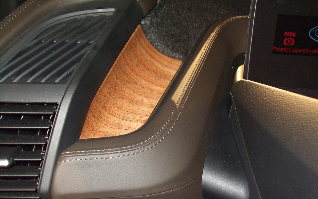Vue de l'intérieur de la BMW i3. Oui, c'est du vrai bois!