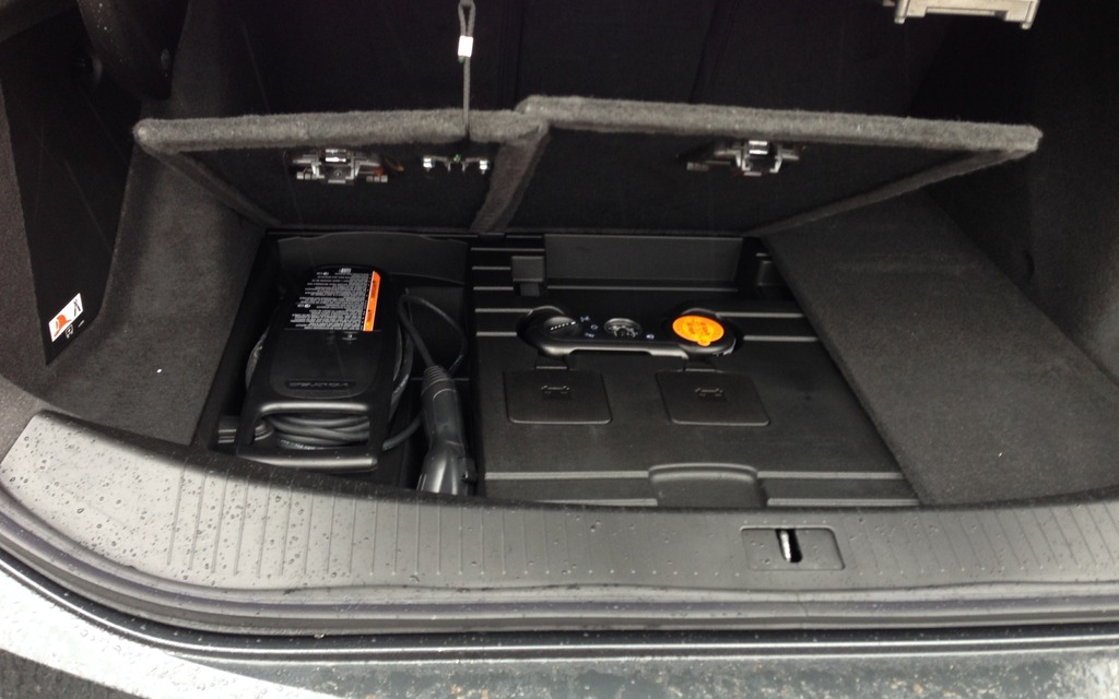 Under the trunk floor you find the travel charger and the air compressor.