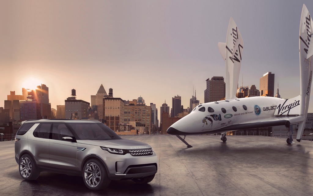 Land Rover Discovery Concept, au côtés du SpaceShipTwo