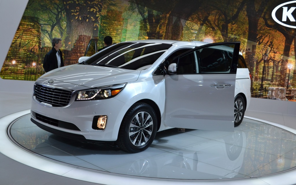 Kia Sedona Minivan 2016 белая