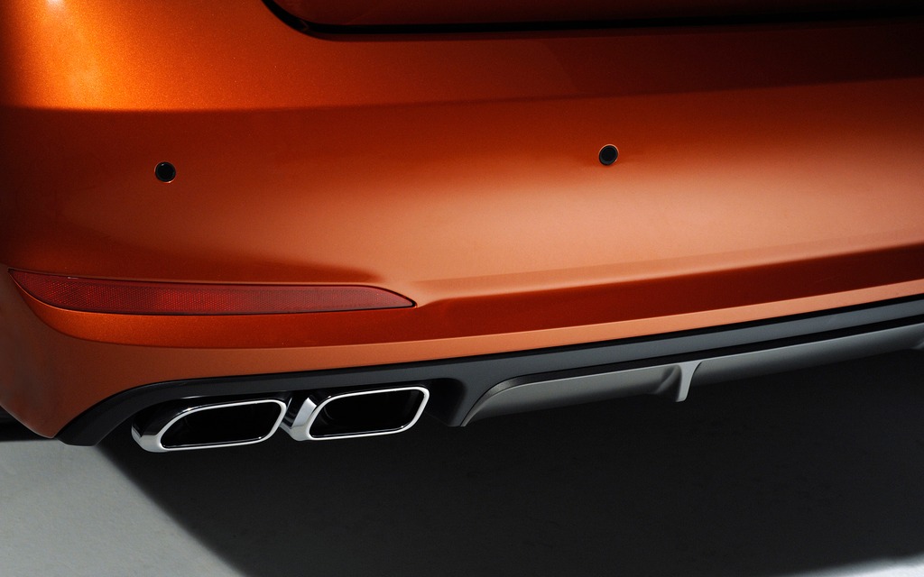 Two pairs of nickel-plated exhaust tips on the new Sonata Sport 2.0T