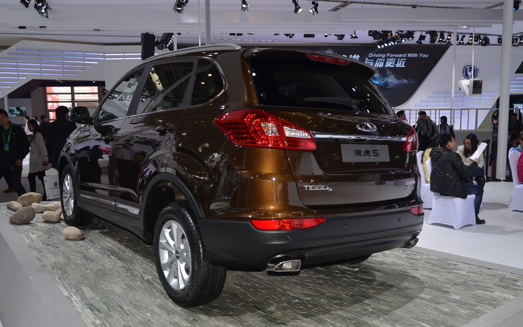 Chery Tiggo5: ... but it looks like an older Santa Fe from this angle.