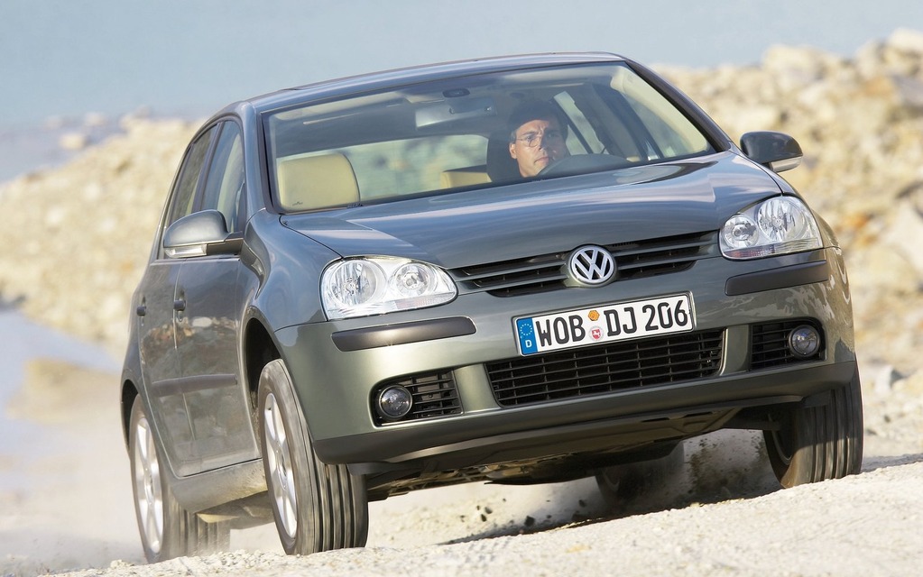 The fifth-gen is launched in 2004, with a 2.5L 5-cylinder engine.