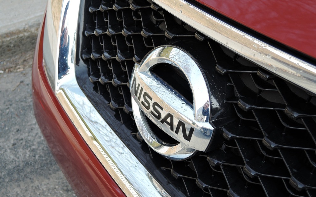 L'écusson Nissan trône au centre de la grille de calandre.