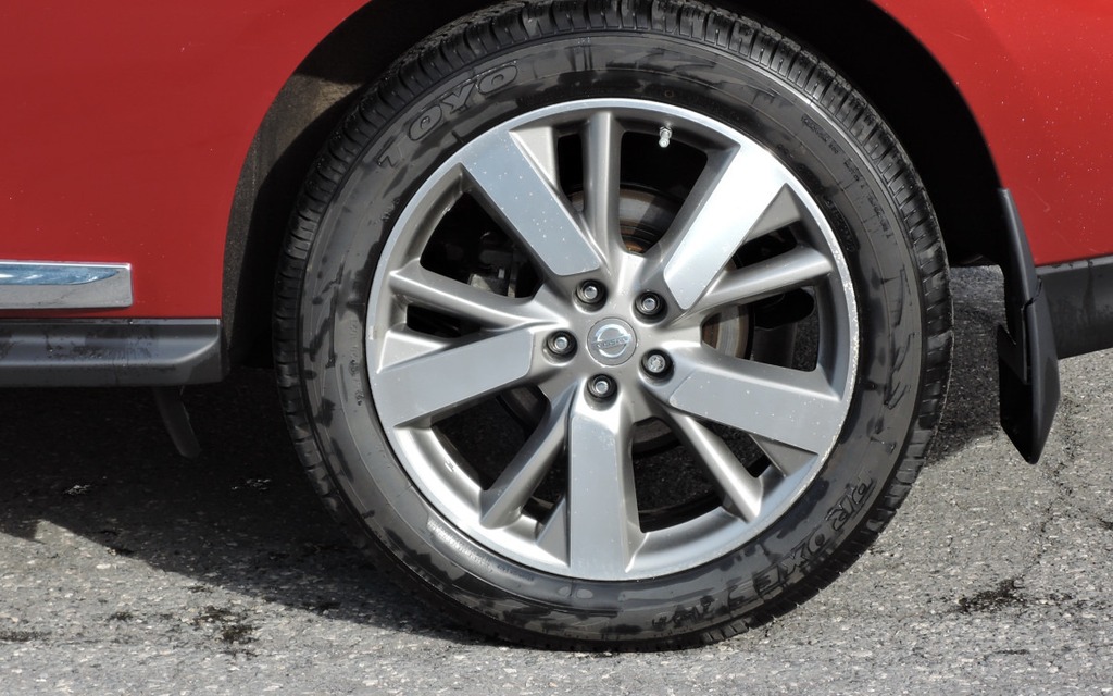 Le Pathfinder Hybrid roule sur des pneus de 20 pouces.