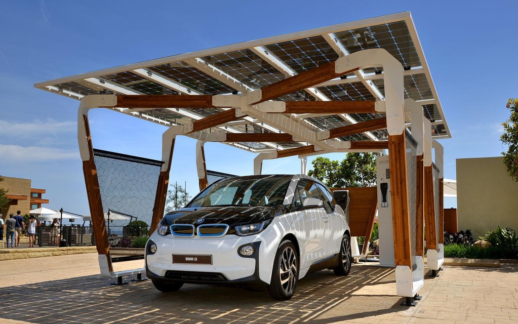 Un parking qui recharge votre voiture à l'énergie solaire!